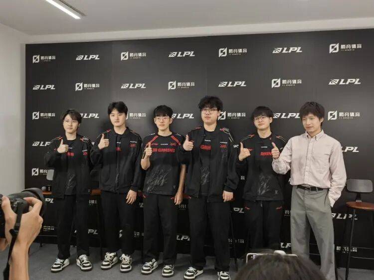 FLY力克JDG,Xiaohu单局斩获MVP强强对话淘汰赛,成为赛场最大亮点 FLY力克JDG,Xiaohu单局斩获MVP强强对话淘汰赛,成为赛场最大亮点