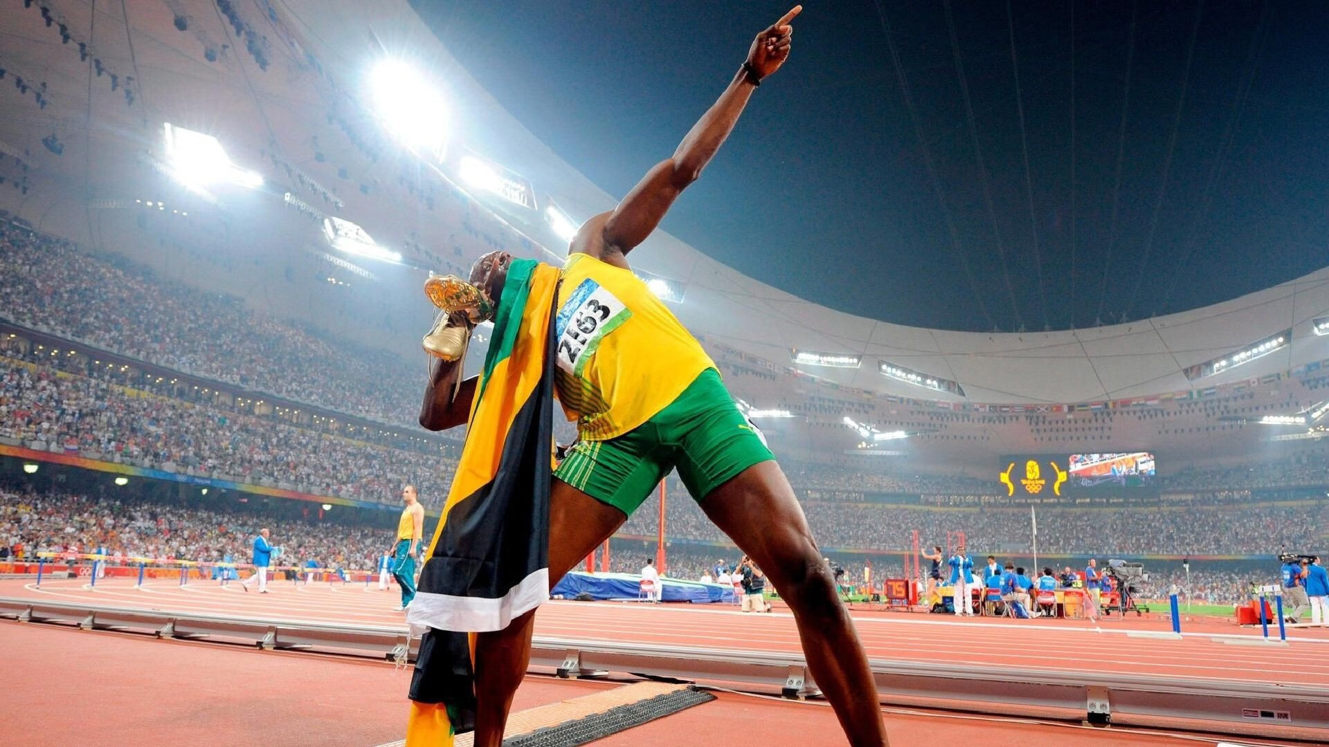 跨界终极对决，尼日利亚绝杀佛罗伦萨，基耶萨却在F1赛道接管年度争冠！